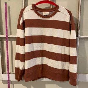 Universal thread striped crew neck XL